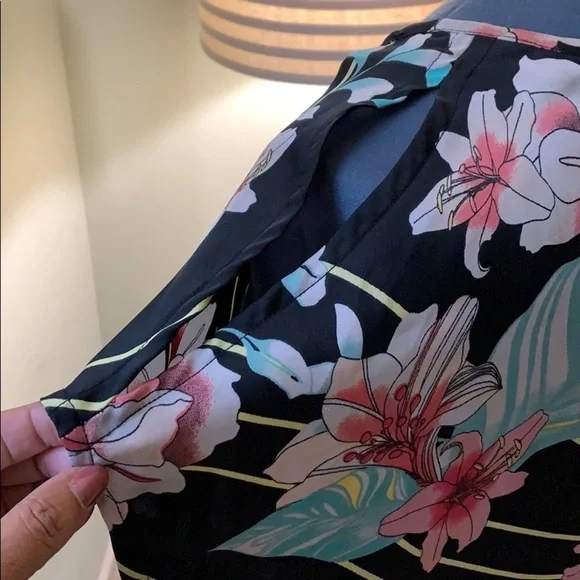 Forever 21 Cold Shoulder Floral Top Size M - Picture 3 of 6